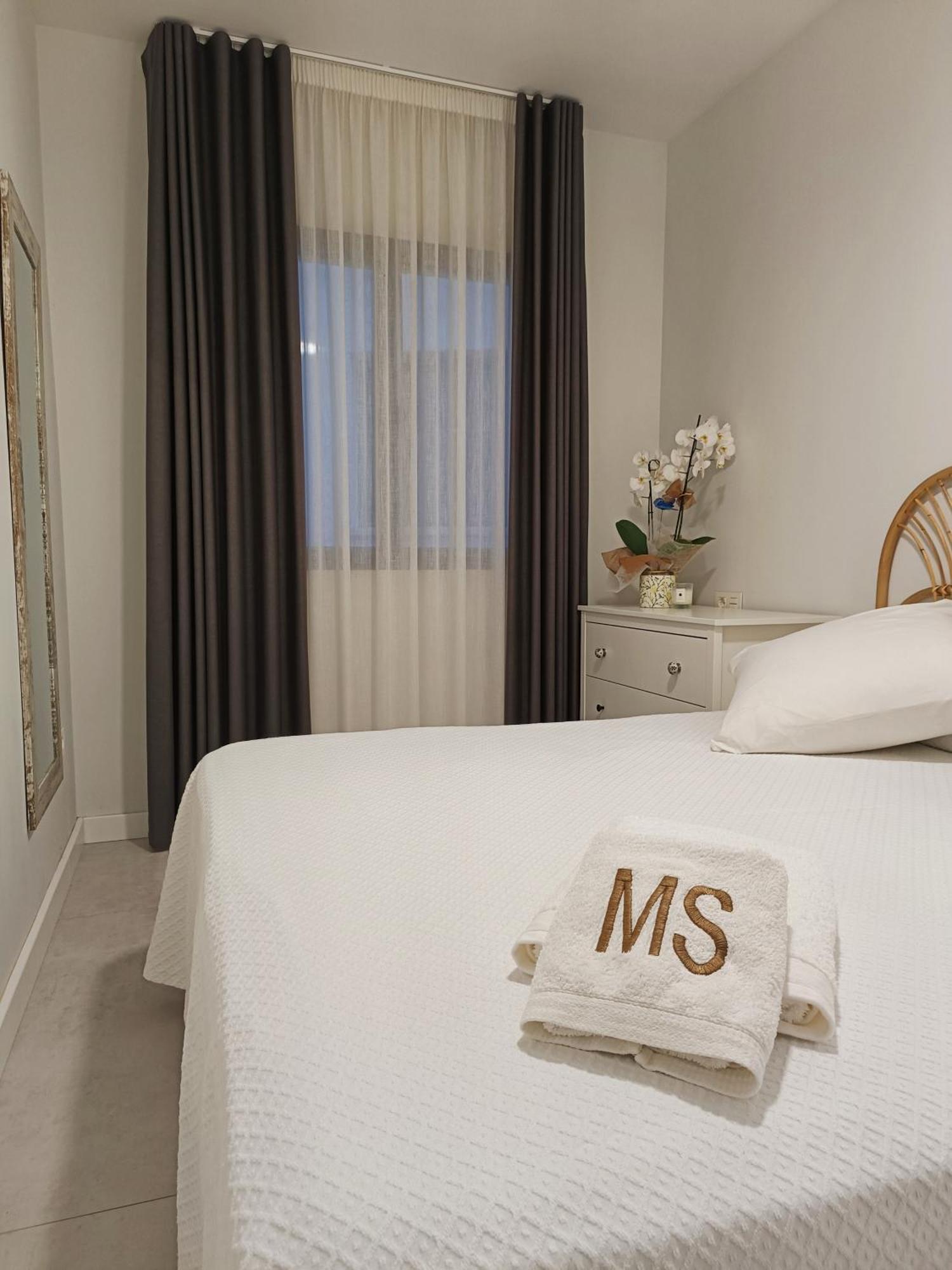 Apartamentos Madreselva Fernan Perez Esterno foto